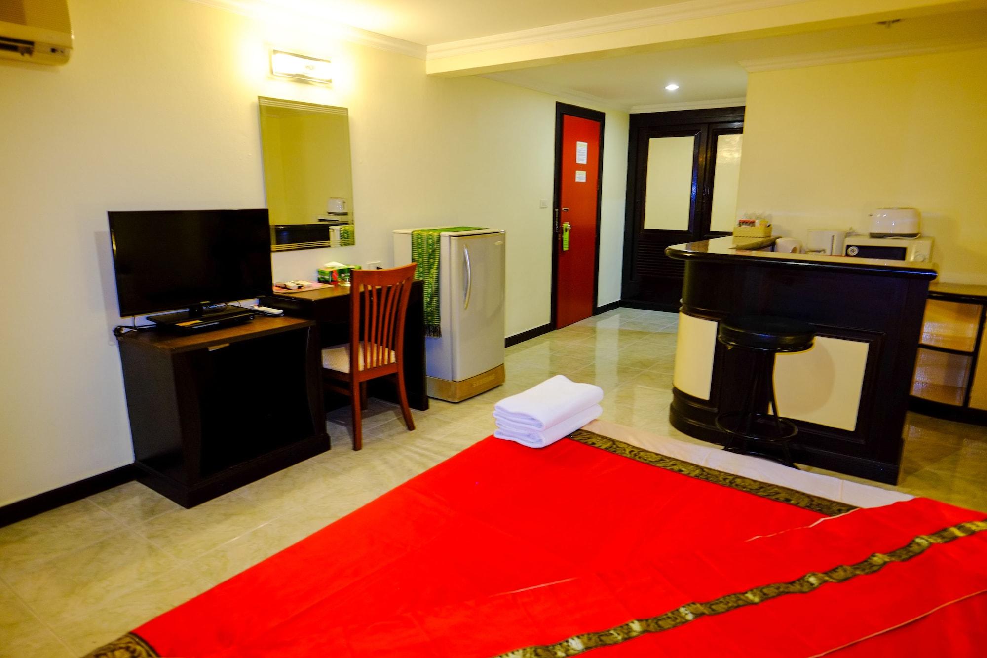 Adonis Guest House Patong Exterior photo